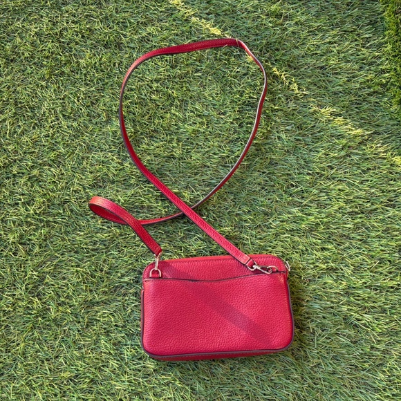 Luxury deep bright red Kate Spade bag, with strap and three compartments - Picture 2 of 4